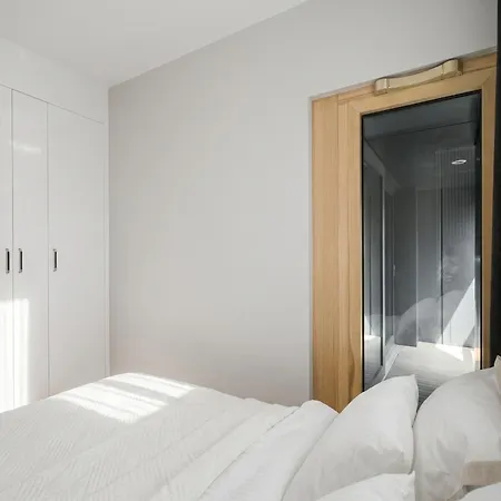 شقة Golden - Luxury 2-bedroom, Mennica Residence&41 *
