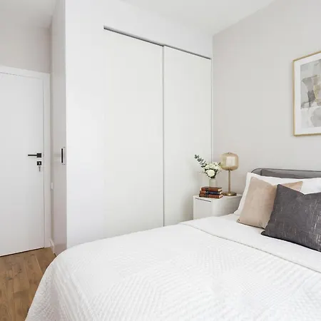 Golden - Luxury 2-bedroom, Mennica Residence&41 * وارسو