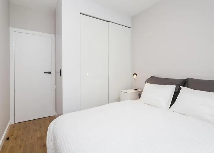 Golden - Luxury 2-bedroom, Mennica Residence&41 アパート ワルシャワ